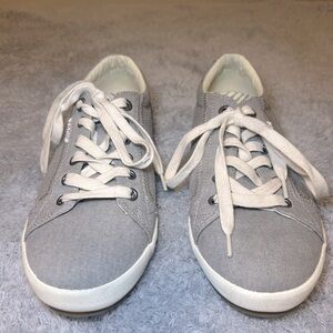 LiIKE NEW TAOS Star Lace Up Grey Canvas Sneakers Women’s, Size 8.5 W